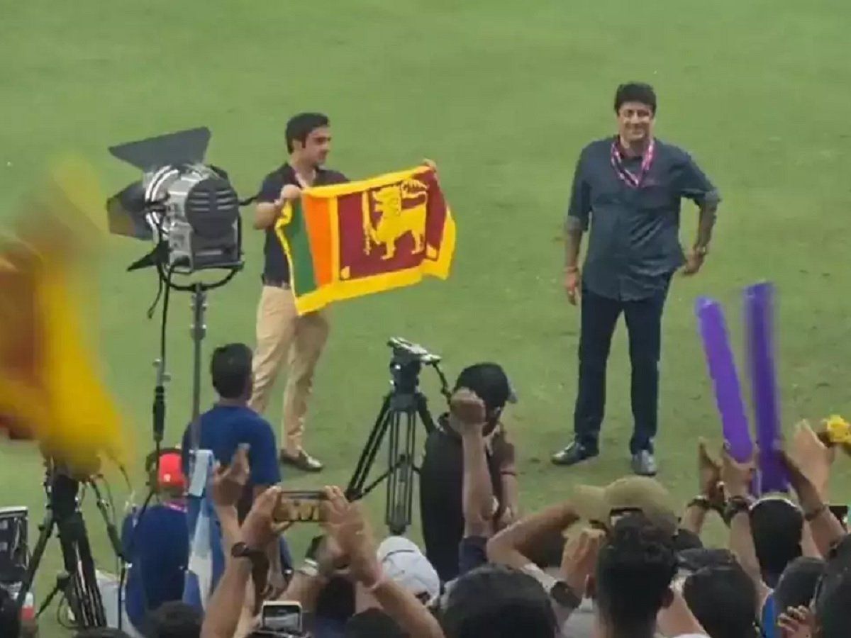 Gautam Gambhir With Sri Lanka S Flag Gautam Gambhir Poses With Sri