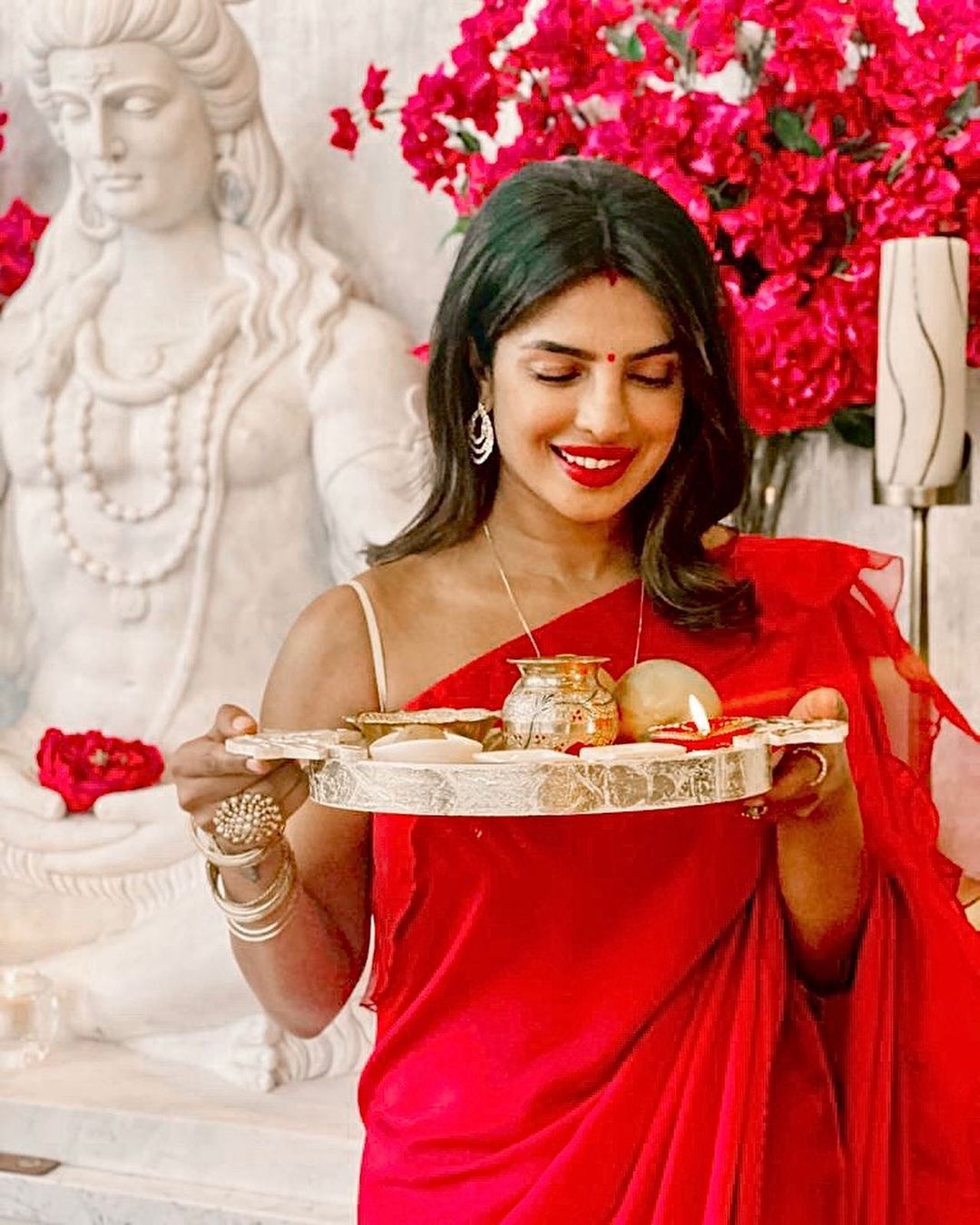 Priyanka Chopra ने सात समंदर पार मनाया करवा चौथ, लाल साड़ी और हाथों में पूजा की थाली लिए आईं नजर, Priyanka Chopra celebrates karwa chauth with nick jonas fans will love her
