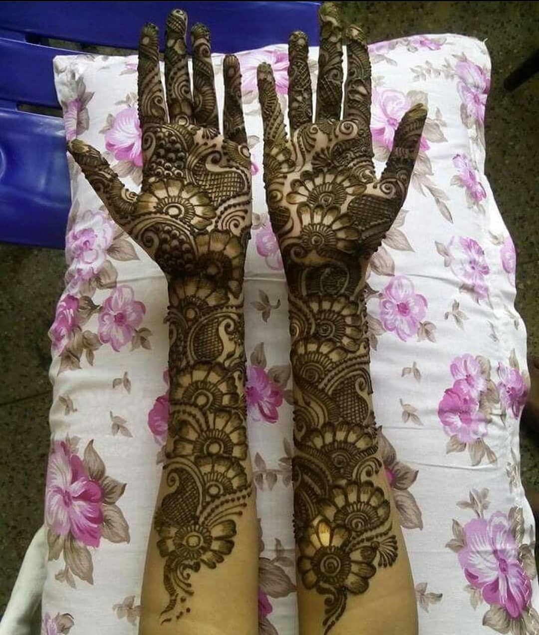 Karwa Chauth Mehndi Designs: करवा चौथ पर लगवाएं ये लेटेस्ट मेहंदी डिजाइन,  खूब मिलेगी तारीफ