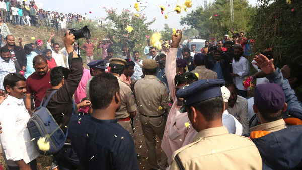 hyderabad people celebrating after encounter