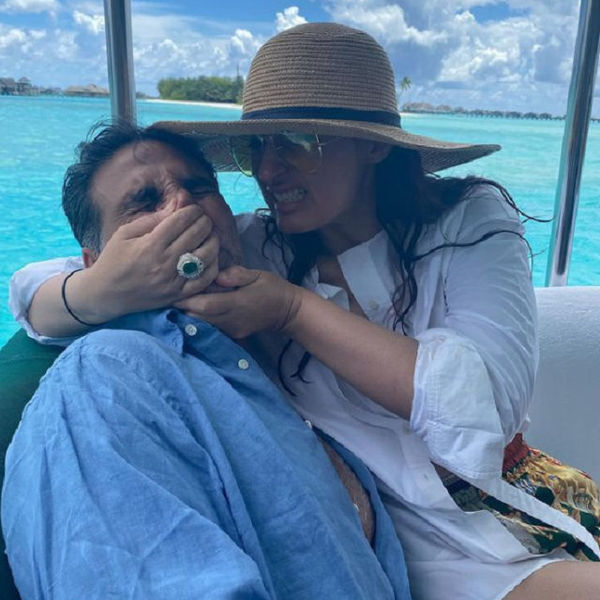 इस पिक में ट्विंकल और अक्षय एक दूसरे के साथ मस्ती करते नजर आ रहे हैं