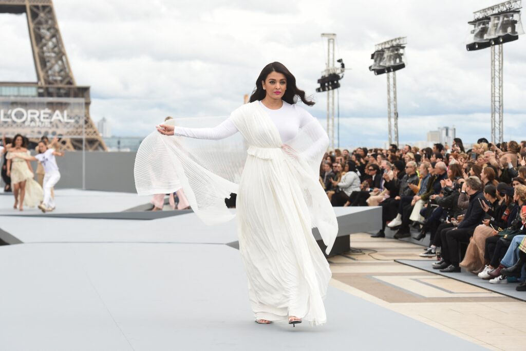 Lexica - Portrait of full body Aishwarya Rai white transparent bodu exposed  dress, artwork by leonardo da vinci