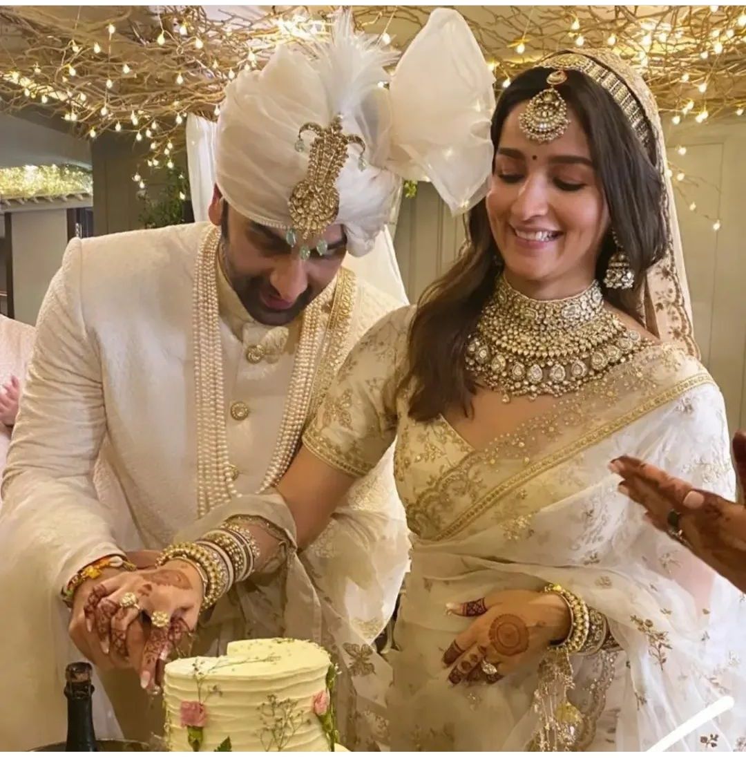 Inside photos of Alia Bhatt and Ranbir Kapoor Wedding Pics Ralia Shadi  album pictures, Ranbir Kapoor Alia Bhatt Wedding Inside Pics: आलिया और  रणबीर की शादी समारोह के अंदर की तस्वीरें, देखें