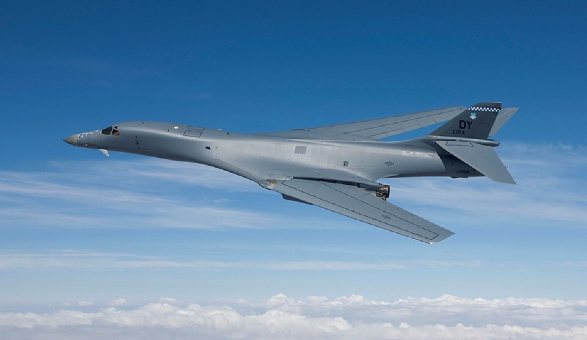 US B-1 Lancer Bomber features in Hindi