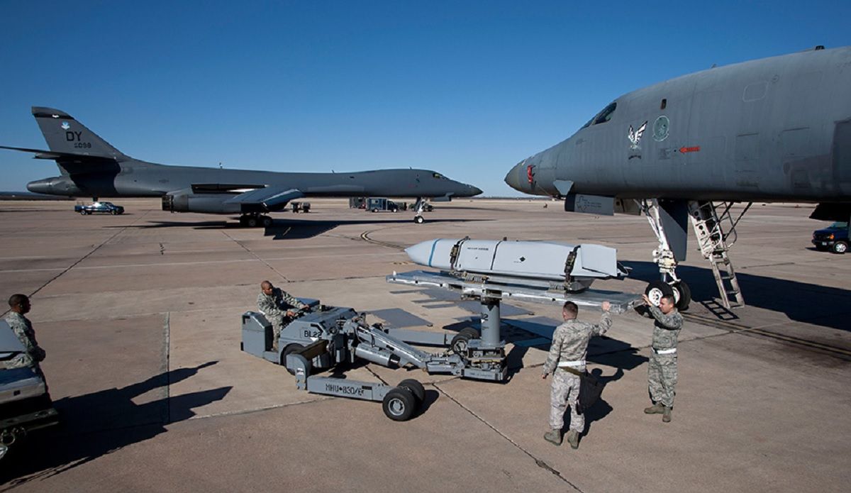 B-1 Lancer Bomber in Hindi