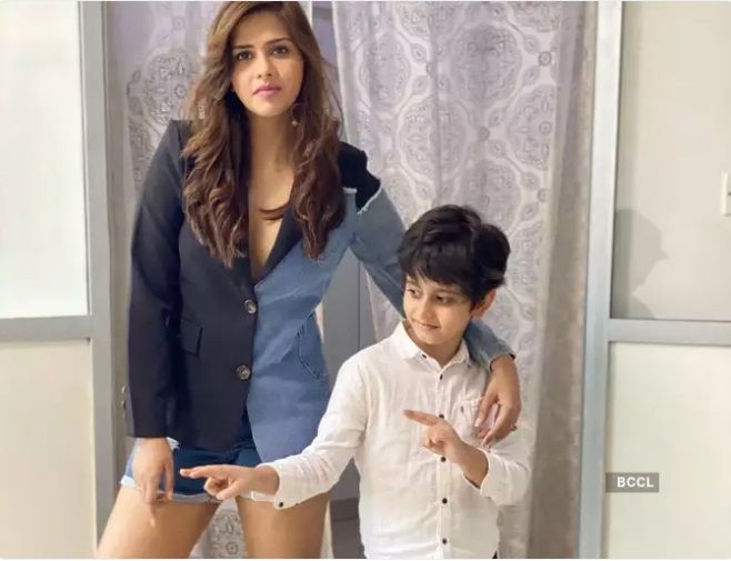 Dalljiet Kaur with child