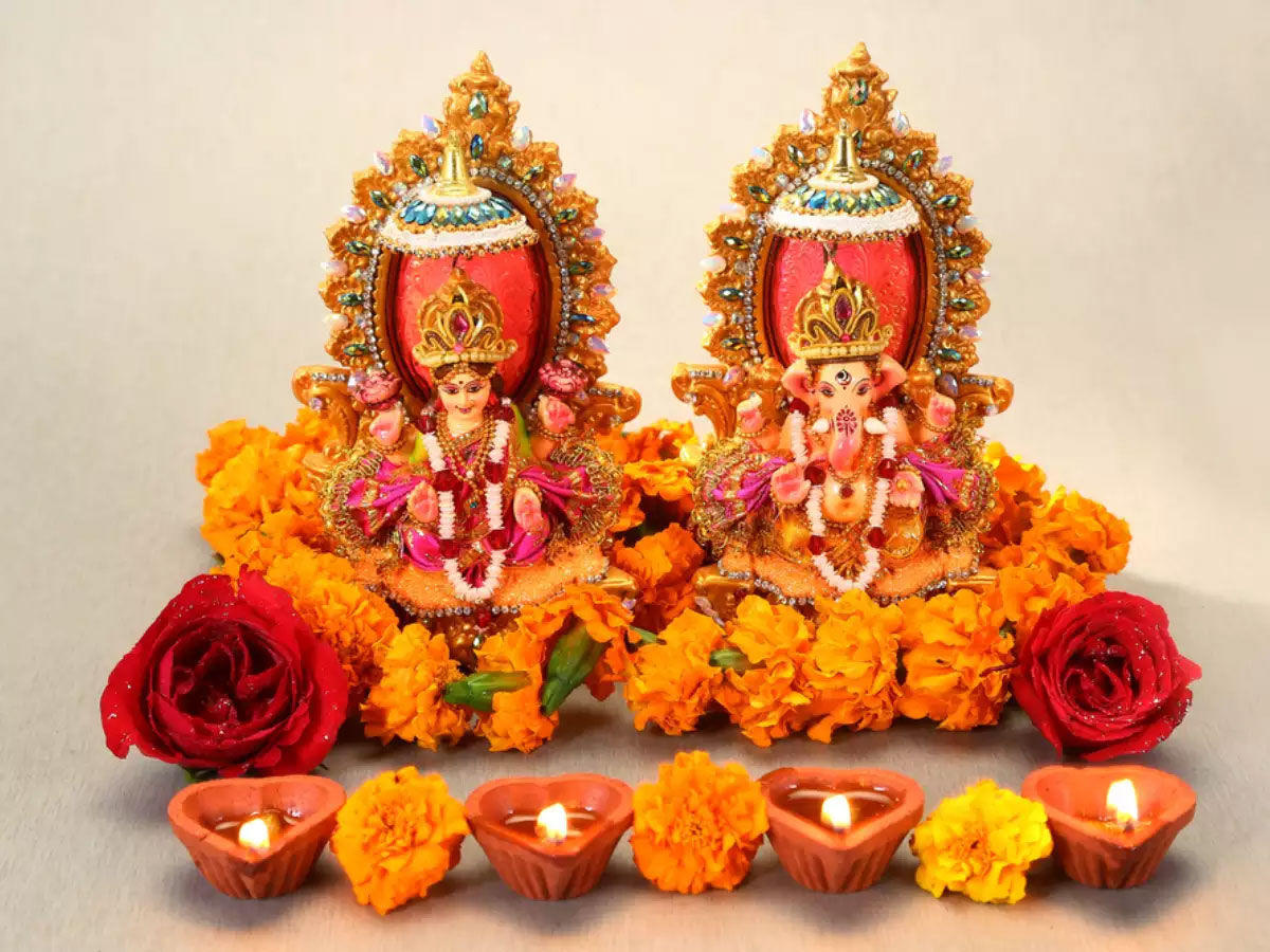 Diwali 2021 Puja Vidhi, Muhurat, Samagri: दिवाली लक्ष्मी पूजा का मुहूर्त, यहां पढ़िए मां लक्ष्मी जी की आरती