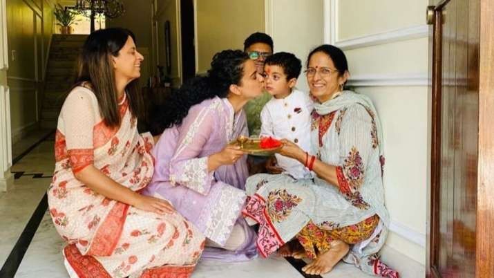 Kangana ranaut with family