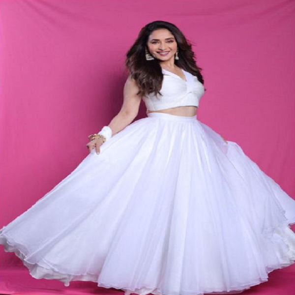 माधुरी इस व्हाइट लहंगे में काफी कूल दिख रही हैं