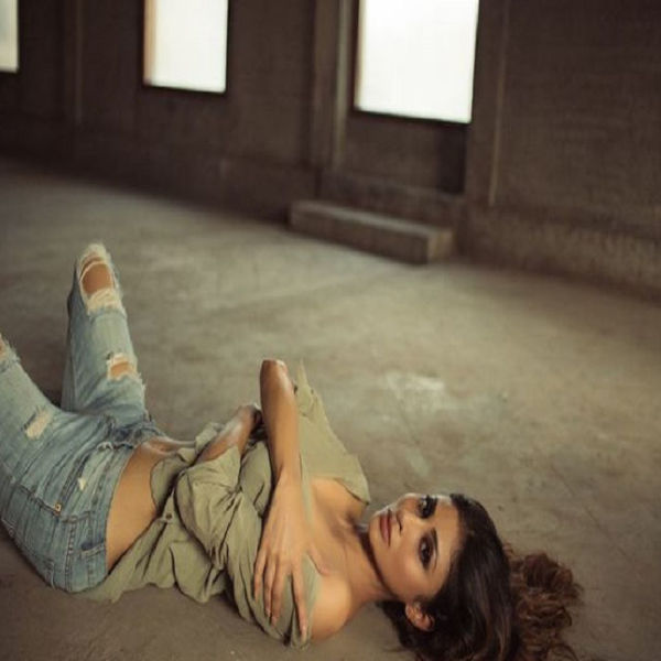 हॉट लुक में नजर आई मौनी रॉय