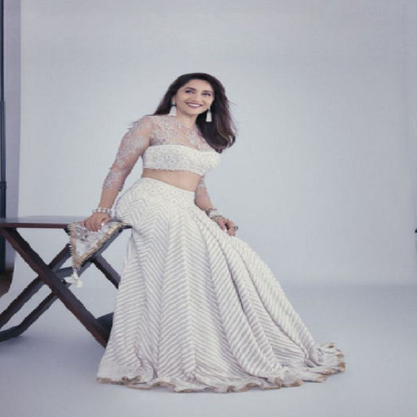 व्हाइट कलर के लहंगे में चुराया फैंस का दिल