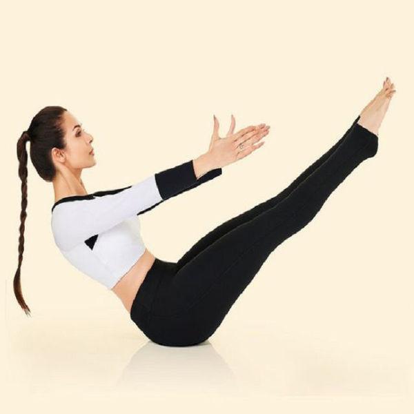 मलाइका अपनी बॉडी को फिट रखने के लिए कड़ी मेहनत करती हैं।