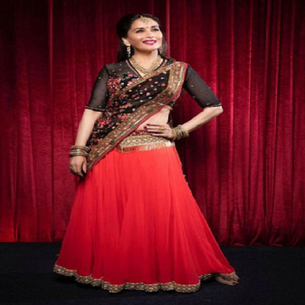 रेड कलर के लहंगे में दिखी चार्मिंग गर्ल