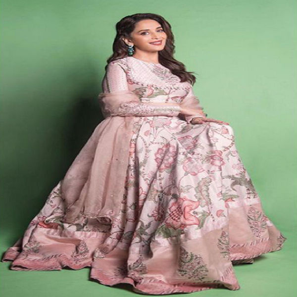 लहंगे में माधुरी काफी खूबसूरत लगती हैं