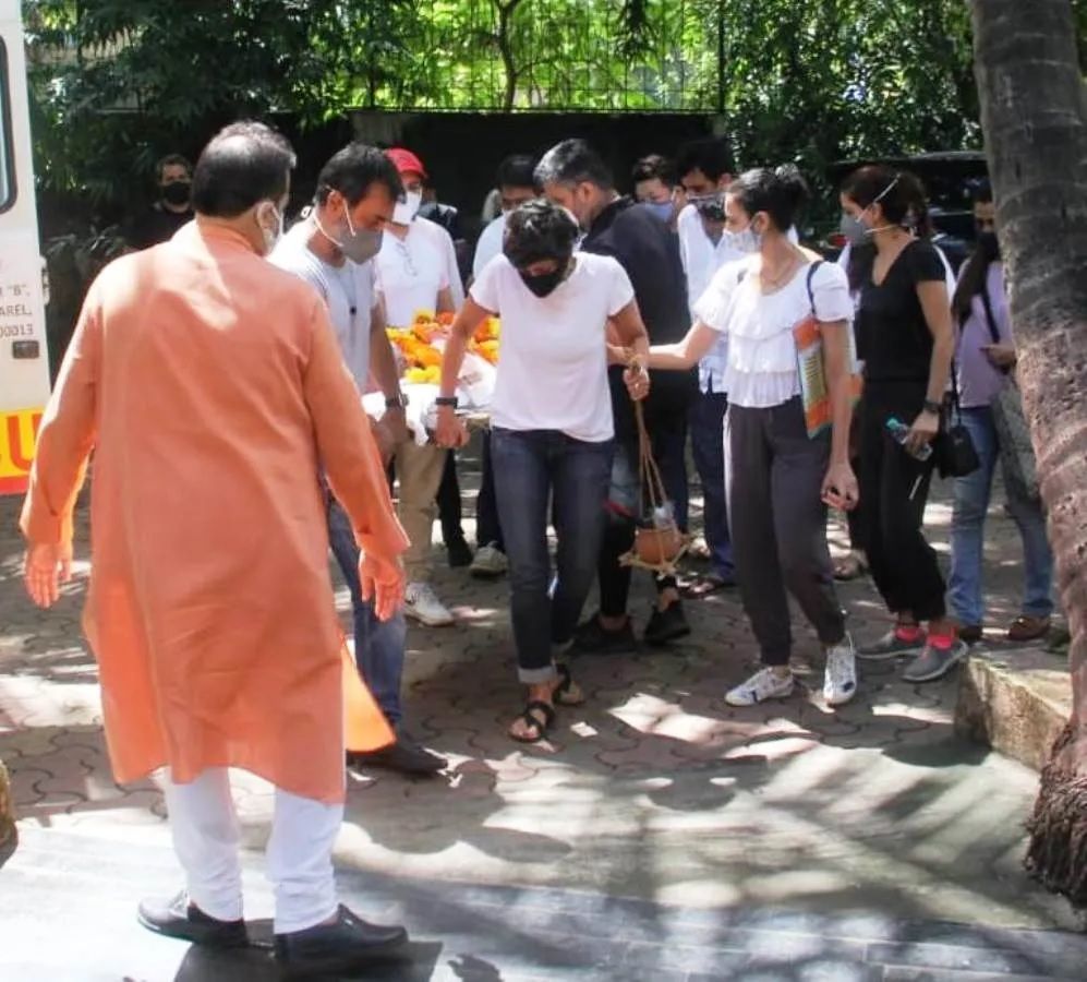 Mandira Bedi carring Husband Raj Kaushal's bier at funeral