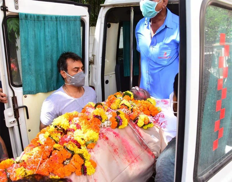 Mandira Bedi in Husband Funeral Images