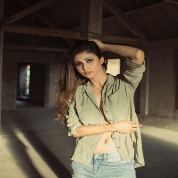 इस फोटो में मौनी रॉय ने काफी अलग पोज दिया है