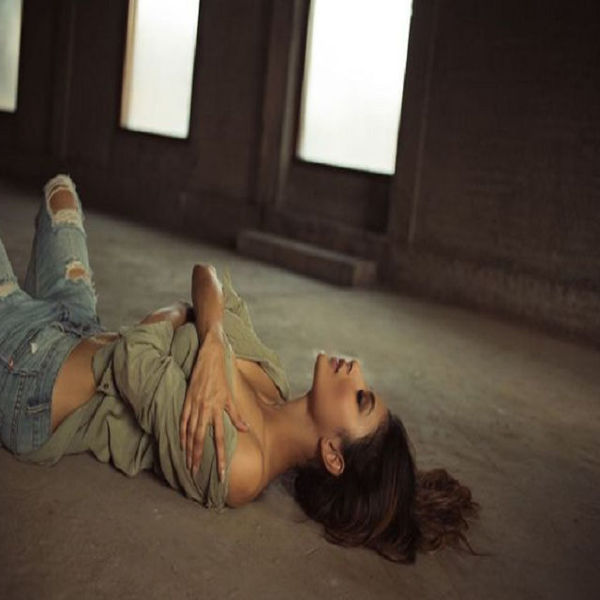 सोशल मीडिया पर मौनी की काफी अच्छी फैन फॉलोइंग है