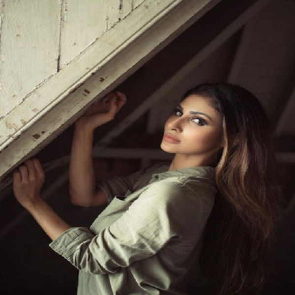 मौनी अपनी खूबसूरत अदाओं से सभी को दीवाना बना लेती हैं