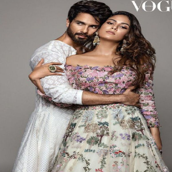 रोमांटिक पोज देते हुए दिखे शाहिद और मीरा