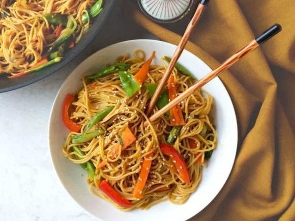  चिली गार्लिक नूडल्स एक फेमस चाइनीज रेसिपी है।