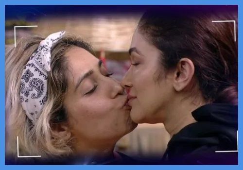 Neha Bhasin and Ridhima Pandit kiss moment