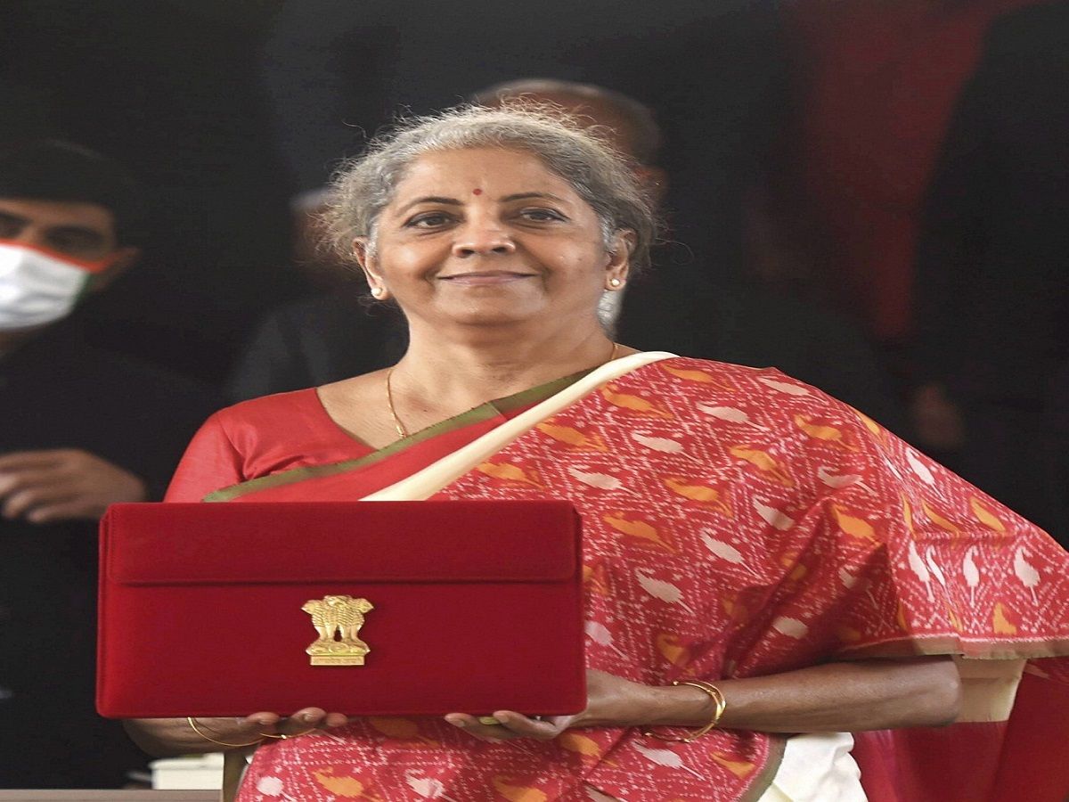 Budget 2021 UPDATES: वित्त मंत्री ने पेश किया आम बजट, मोबाइल होगा महंगा, जानिए आपको क्या मिला