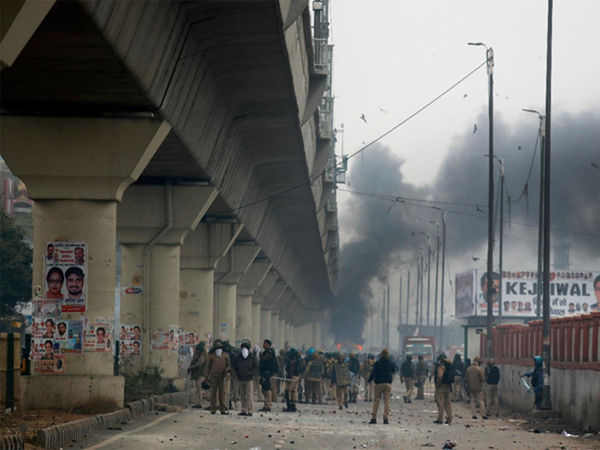  CAA के खिलाफ दिल्ली में हिंसक हुआ प्रदर्शन