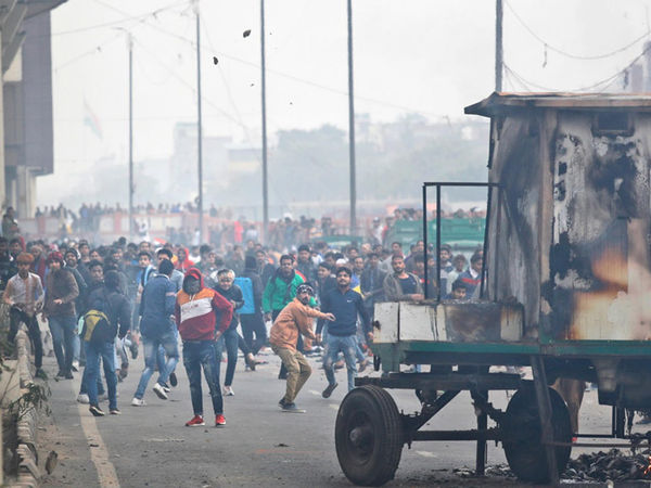  CAA के खिलाफ दिल्ली में हिंसक हुआ प्रदर्शन