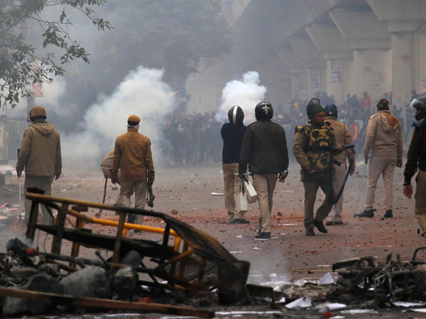  CAA के खिलाफ दिल्ली में हिंसक हुआ प्रदर्शन