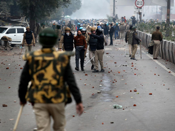  CAA के खिलाफ दिल्ली में हिंसक हुआ प्रदर्शन