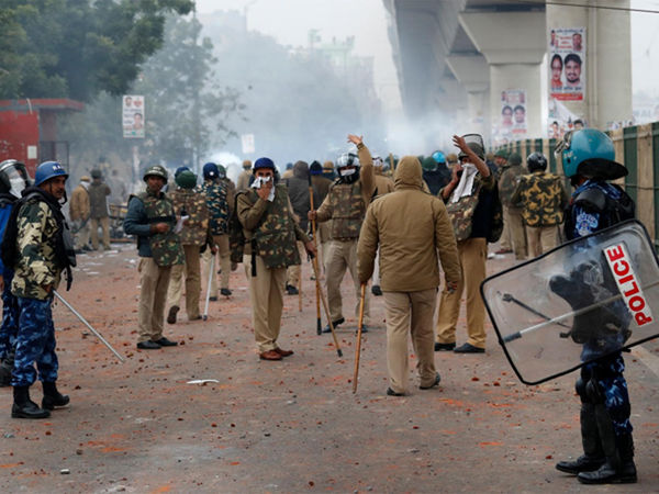  CAA के खिलाफ दिल्ली में हिंसक हुआ प्रदर्शन