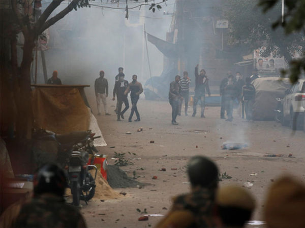  CAA के खिलाफ दिल्ली में हिंसक हुआ प्रदर्शन