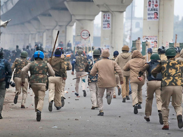  CAA के खिलाफ दिल्ली में हिंसक हुआ प्रदर्शन