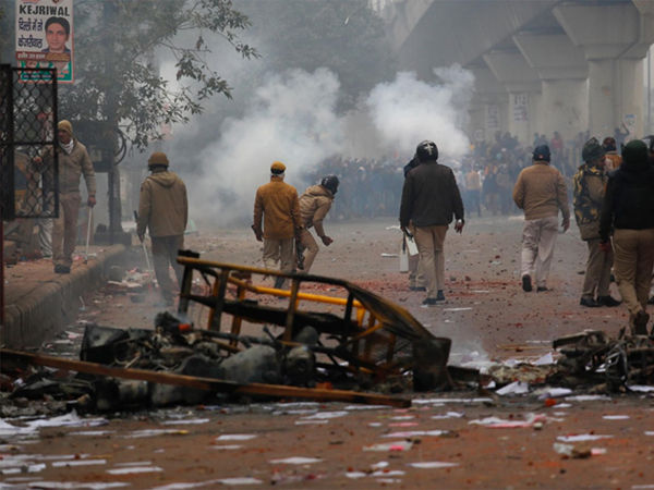  CAA के खिलाफ दिल्ली में हिंसक हुआ प्रदर्शन