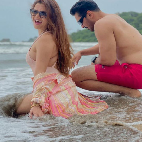 रूबीना ने पति संग बिकिनी में दिया पोज