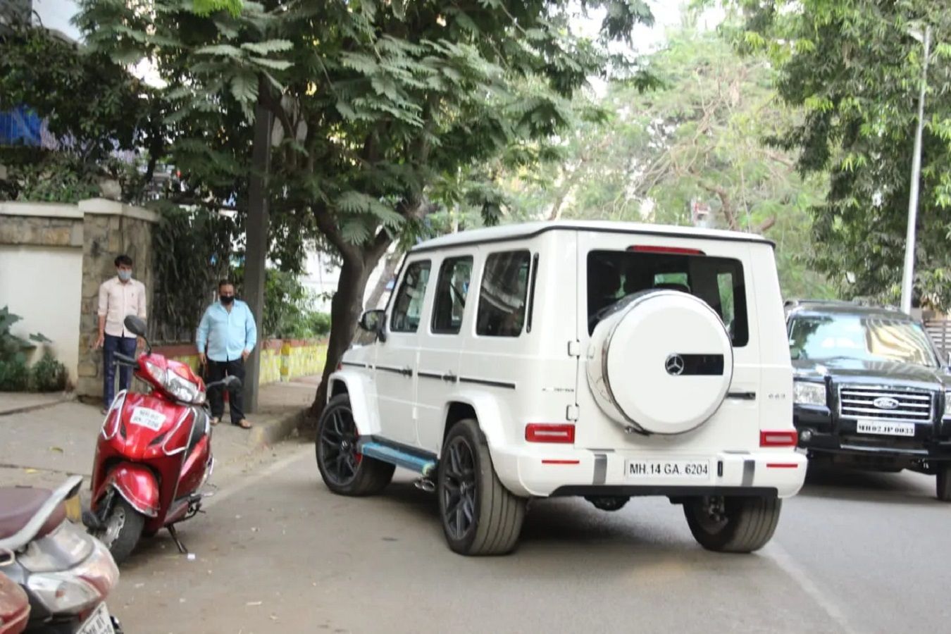 Saif Kareena New Car 3.jpg