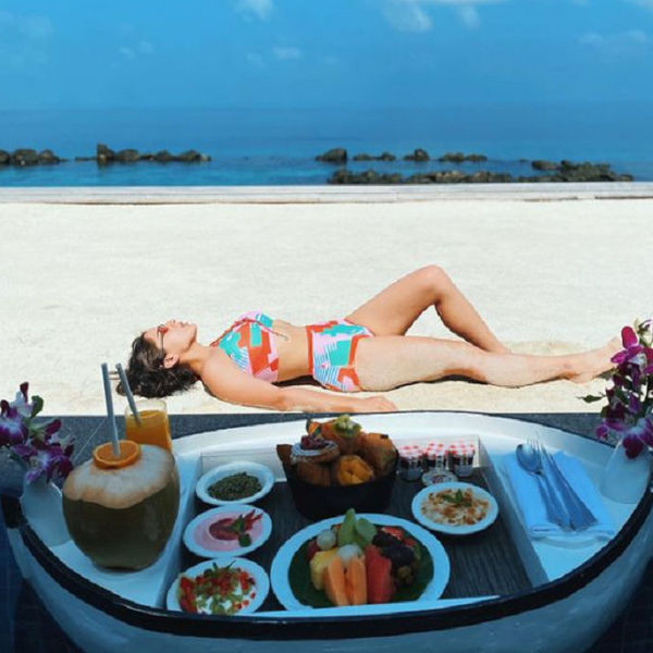 इस पिक में सारा रिलेक्स के साथ लेटी हुई है