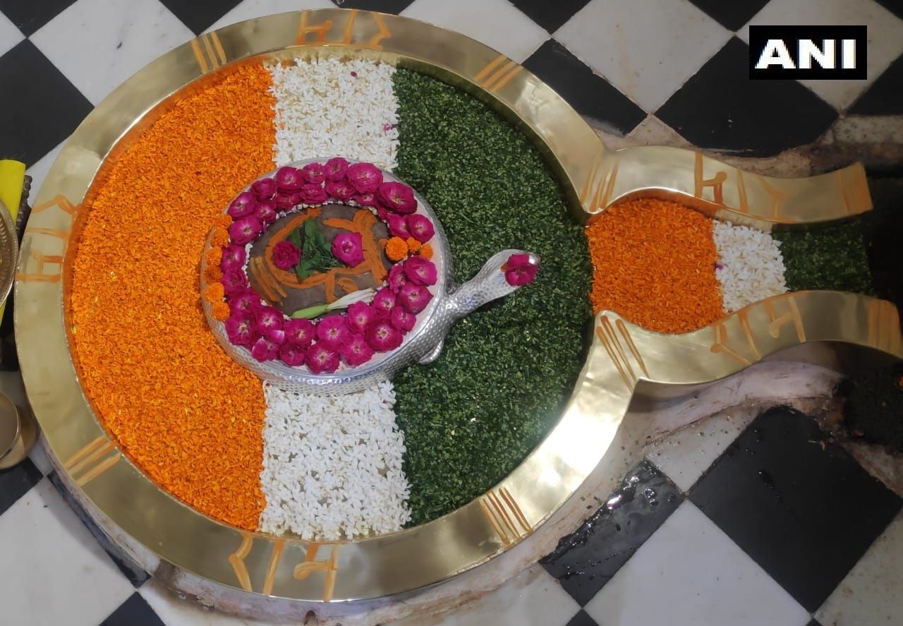 तिरंगे में सजा नजर आया शिवलिंग तिरंगे में सजा नजर आया शिवलिंग