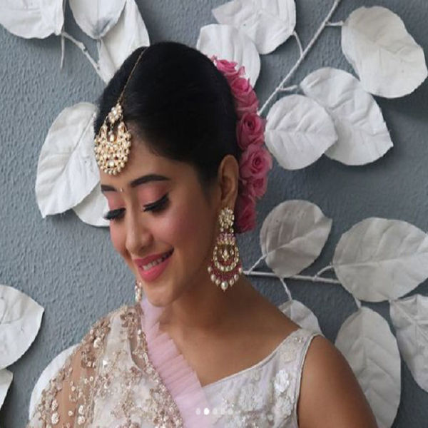 शिवांगी पर ट्रेडिशनल लुक भी बेहद जचता है