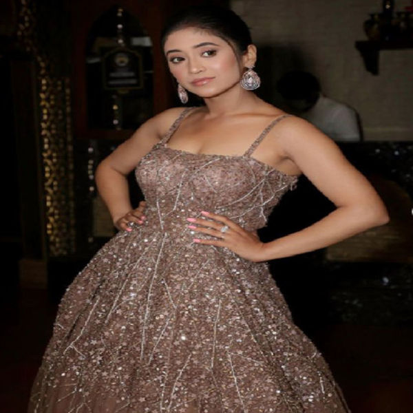 इस फोटो में शिवांगी ने सुंदर गाउन पहना है