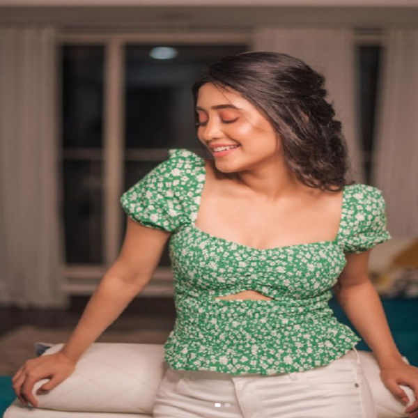 शिवांगी अपनी लाइफ को खूब एंजॉय करती हैं