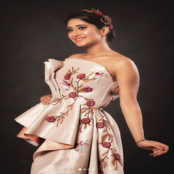 इस फोटो में शिवांगी ने यूनिक ड्रेस पहनी है