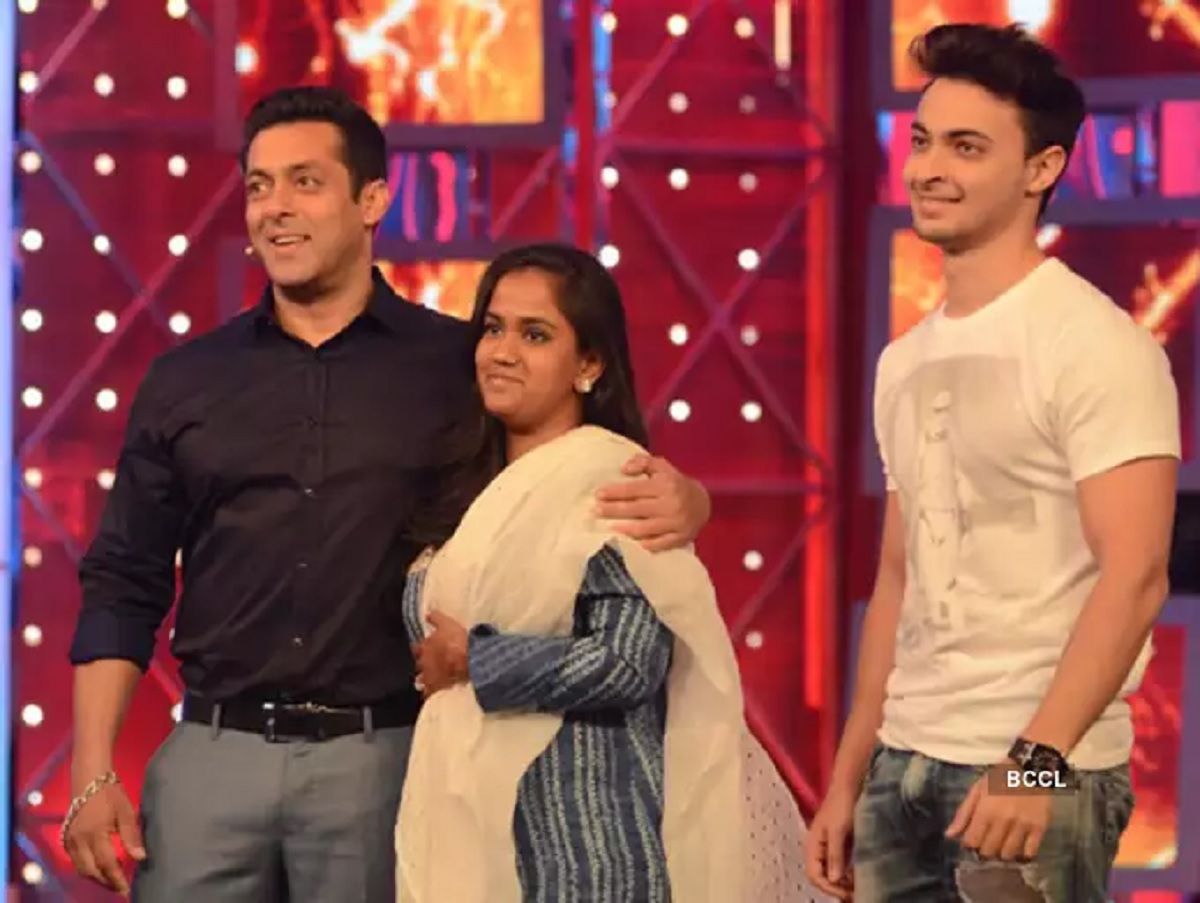 Sister Arpita khan sharma with salman Khan