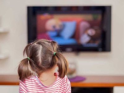 Physical and behavioral defects cause more TV viewing know how many hours a  child should watch TV मोटापे और टीवी का ये है सीधा कनेक्शन, जानिए बच्चे को  कितने घंटे देखना चाहिए