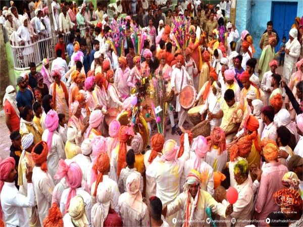 Holi 2022 Holi Played With Flowers in Dwarkadhish Temple Watch Photos