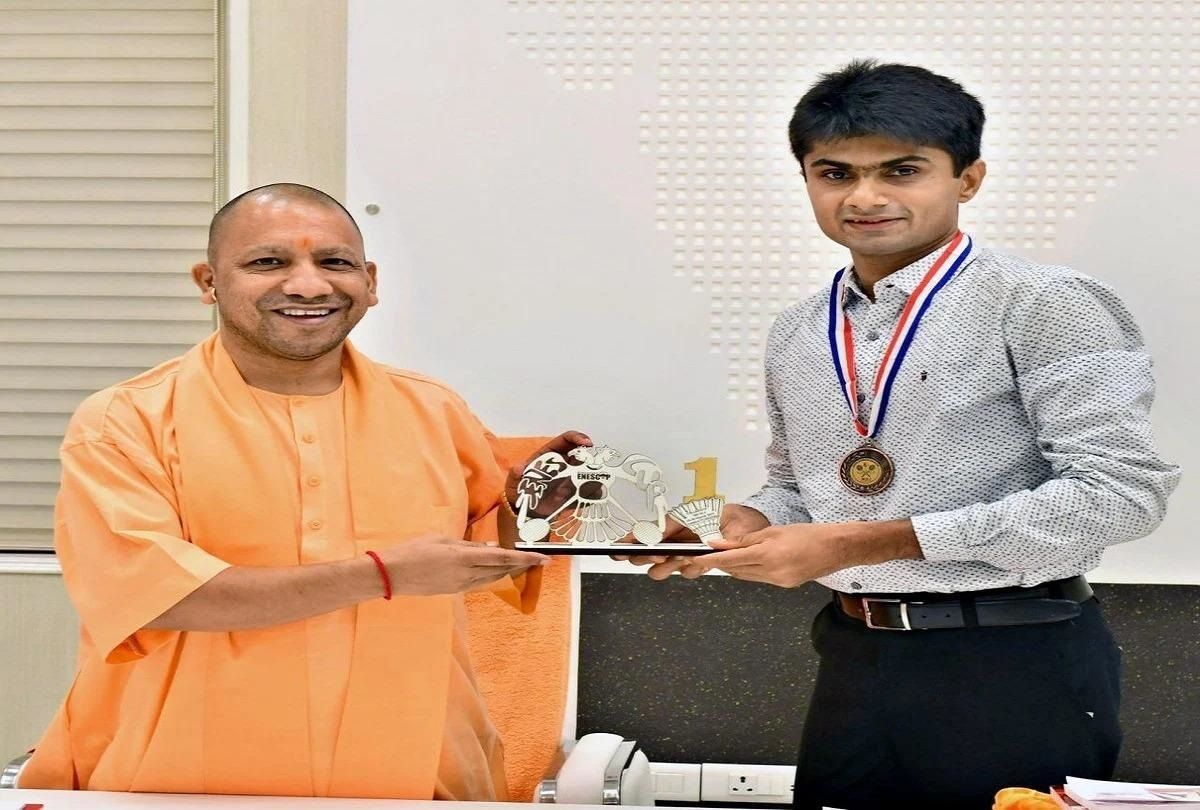 Suhas LY with Yogi Adityanath