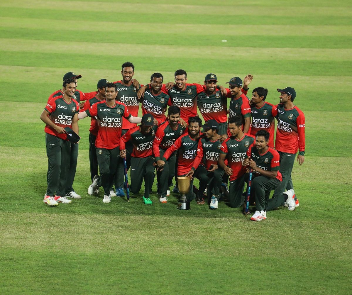 Bangladesh cricket team with trophy