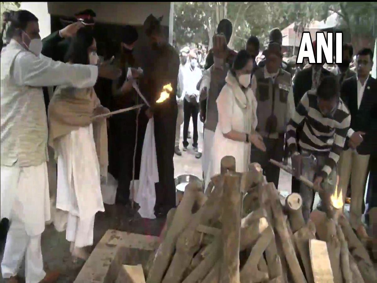 Gen Bipin Rawat funeral: 17 तोपों की सलामी के बीच सीडीएस बिपिन रावत को बेटियों ने दी मुखाग्नि