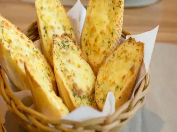 यहां देखिए चीज़ गार्लिक टोस्ट बनाने की सबसे आसान विधि।